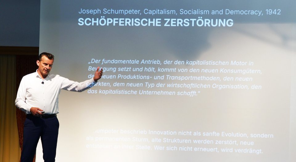 Gerhard Kürner giving a keynote at the Kitzbüheler Führungsforum
